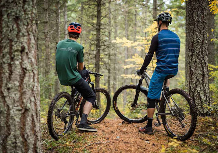 9 consejos de ropa imprescindible para ciclistas de montaña