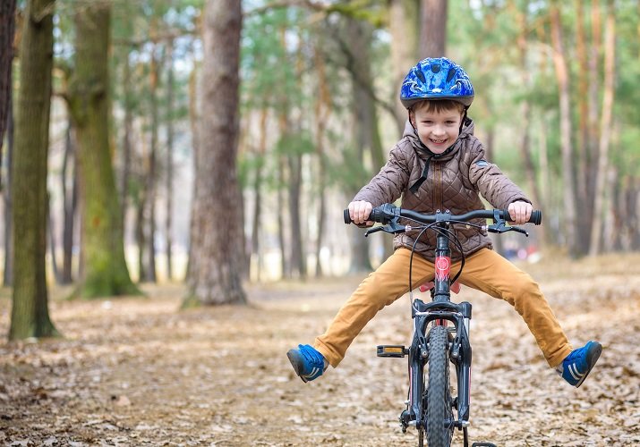 ¿Cómo enseñar a un niño a montar en bicicleta?