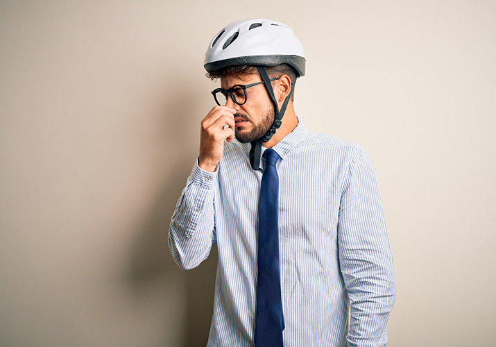 ¡Puaj, hueles mal! ¿Cómo eliminar el olor desagradable de tu ropa de ciclismo y protectores?