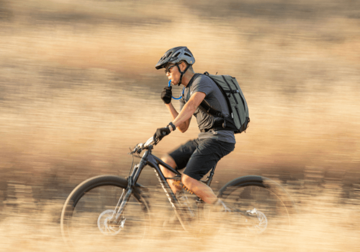 5 razones por las que puedes disfrutar montando en bicicleta con la marca CamelBak incluso en verano