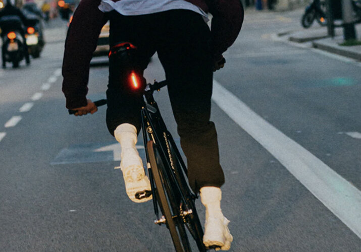 Enciende la mente, enciende las luces: ¿por qué es importante tener luces en la bicicleta?