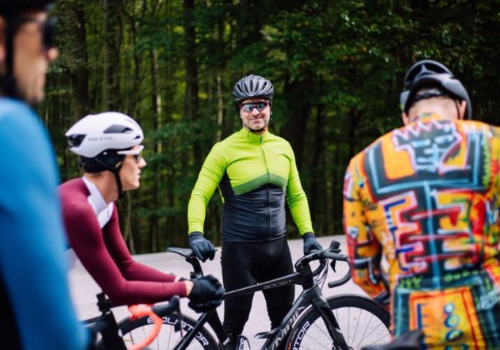 ¿Por qué no tener miedo a los colores? ¡Dejemos que entren en el vestuario ciclista!