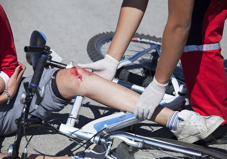Primeros auxilios en caso de caída de la bicicleta>