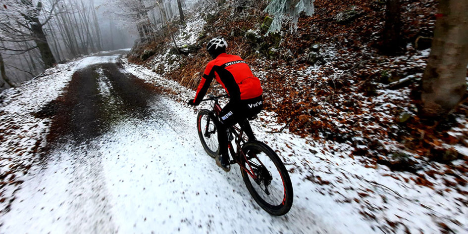 ¿A QUÉ PRESTAR ATENCIÓN AL ANDAR EN BICICLETA EN INVIERNO?>