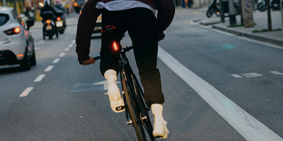 Enciende la mente, enciende las luces: ¿por qué es importante tener luces en la bicicleta?>