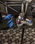 MUC-OFF alfombrilla para bici - BIKE MAT - negro/rosa/blanco