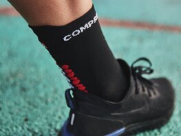 COMPRESSPORT calcetines clásicos - PRO RACING  V4.0 RUN HIGH - negro/rojo
